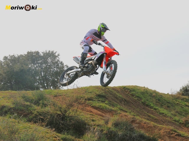 KTM 250 SX-F 2024 a fondo desde abajo