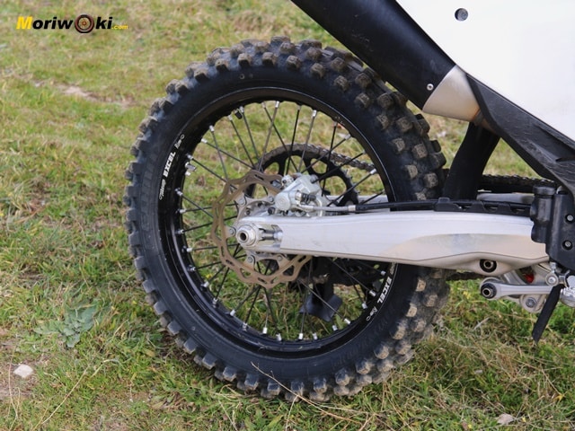 KTM 250 SX-F 2024 a fondo disco trasero