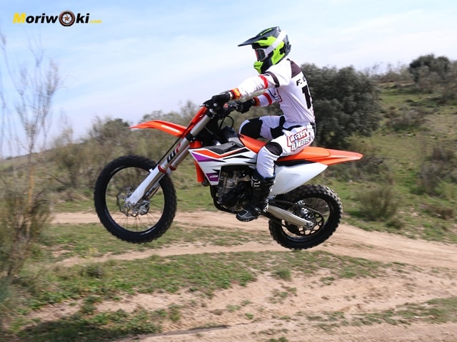 KTM 250 SX-F 2024 a fondo en el aire