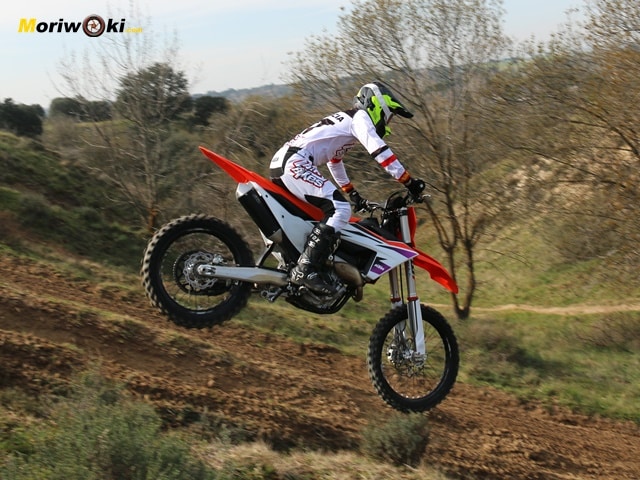 KTM 250 SX-F 2024 a fondo en la bajada