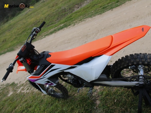KTM 250 SX-F 2024 a fondo posicion silueta
