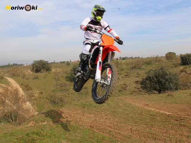 KTM 250 SX-F 2024 a fondo salto