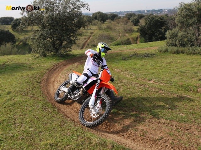 KTM 250 SX-F 2024 a fondo tumbada