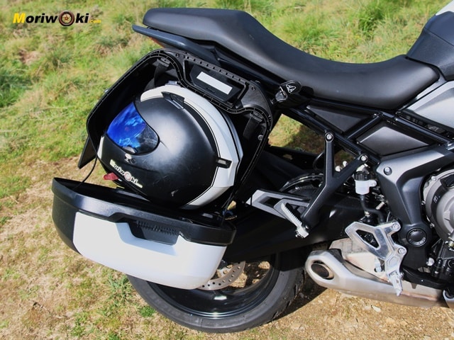 Triumph Tiger 660 Sport a fondo Maleta abierta Triumph Tiger 660 Sport a fondo Maleta abierta