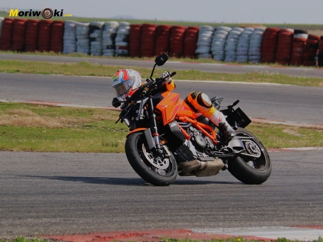 KTM 1390 Super Duke R Abriendo KTM 1390 Super Duke R Abriendo