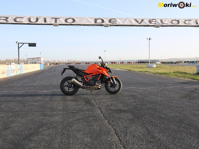 KTM 1390 Super Duke R En el circuito KTM 1390 Super Duke R En el circuito