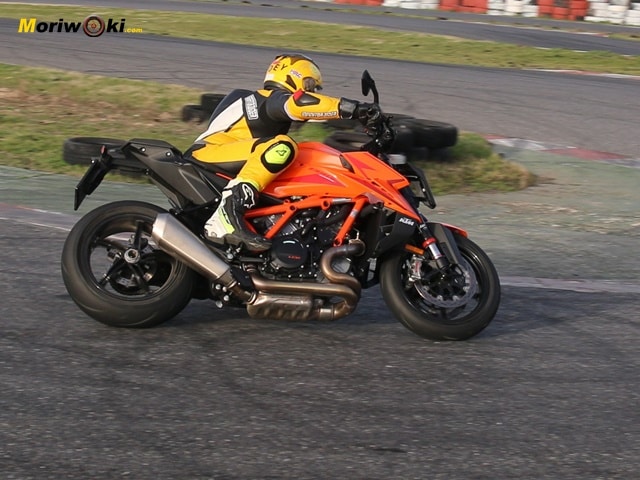 KTM 1390 Super Duke R Prueba Chicane 1 KTM 1390 Super Duke R Prueba Chicane 1