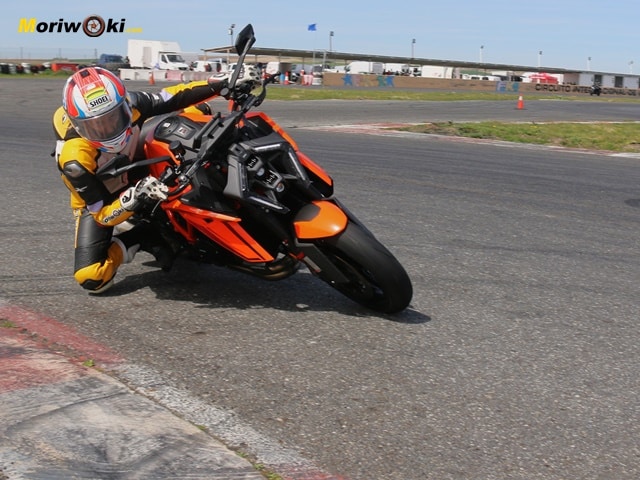 KTM 1390 Super Duke R Prueba Paso por curva KTM 1390 Super Duke R Prueba Paso por curva
