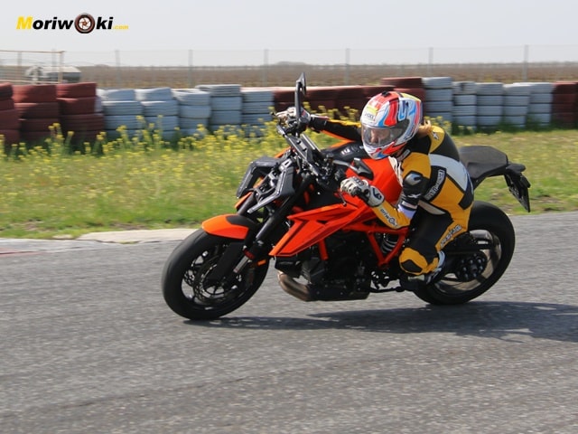 KTM 1390 Super Duke R Saliendo KTM 1390 Super Duke R Saliendo