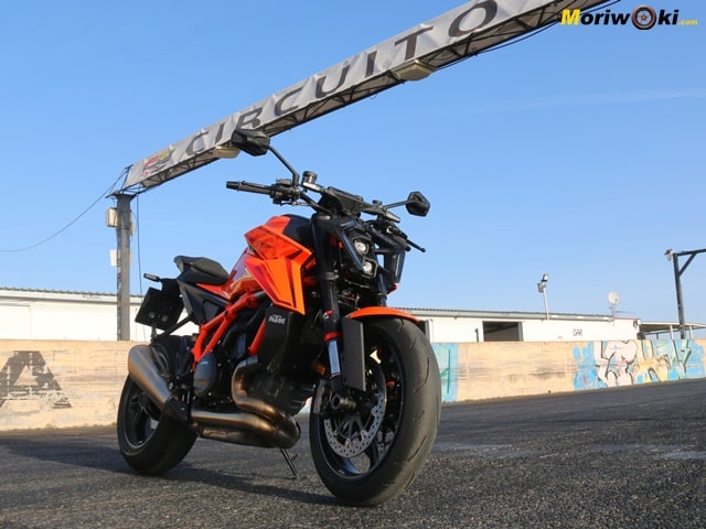KTM 1390 Super Duke R desde abajo KTM 1390 Super Duke R desde abajo