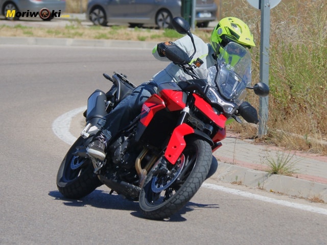 Prueba Triumph Tiger 850 Sport Inclinando