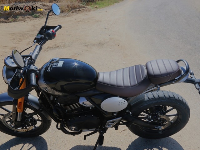 Prueba Triumph Scrambler 400 X vista de la postura Prueba Triumph Scrambler 400 X vista de la postura